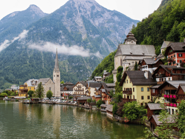 Beautiful Hallstatt waterfront with alpine backdrop – bespoke DMC in Austria itineraries