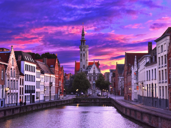 DMC in Belgium offering twilight tours through Bruges’ historic waterways