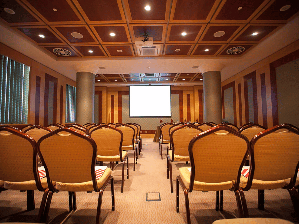 Modern conference room setup in Bogotá managed by a leading DMC in Colombia for corporate meetings and events