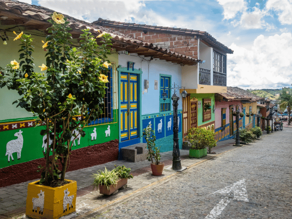 Colourful colonial houses in Guatapé curated for premium leisure itineraries by a DMC in Colombia