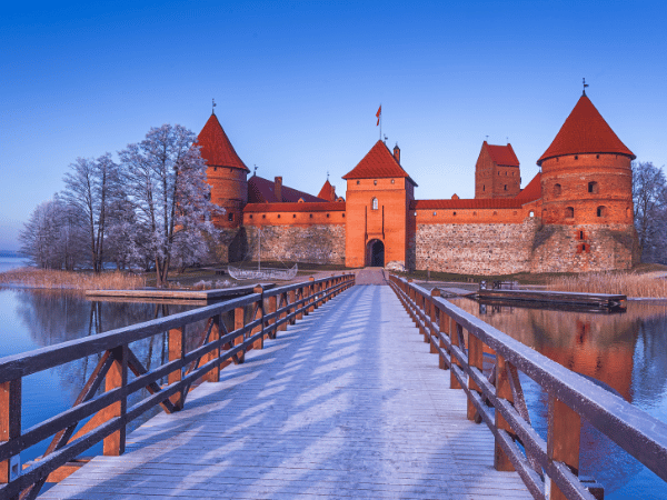 DMC in Lithuania – Trakai Castle illuminated at night, perfect for incentive and corporate events.
