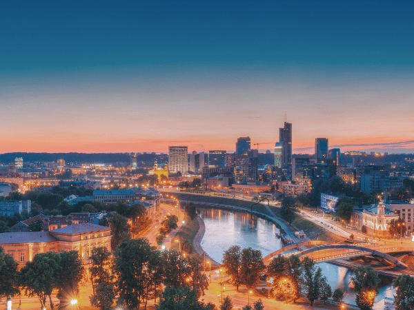 DMC in Lithuania – Sunset view of Vilnius cityscape, ideal for MICE and team-building activities.