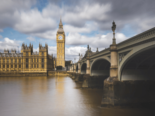 Iconic Big Ben and Westminster Bridge at sunset, a popular landmark for tours organized by a DMC in Britain.